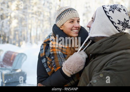 Verspieltes Paar in Winter Park Stockfoto