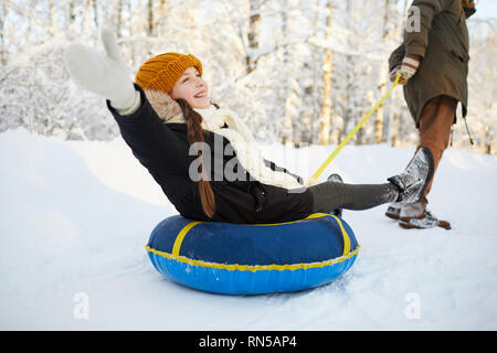 Mädchen Pferdeschlittenfahrt genießen. Stockfoto