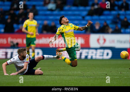 Norwich City Onel Hernández ist von den Bolton Wanderers Mark Beevers 16. Februar 2019, Universität Bolton Stadium, Bolton, England in Angriff genommen; Sky Bet Meisterschaft, Bolton Wonderers vs Norwich City; Quelle: Terry Donnelly/News Bilder der Englischen Football League Bilder unterliegen DataCo Lizenz Stockfoto