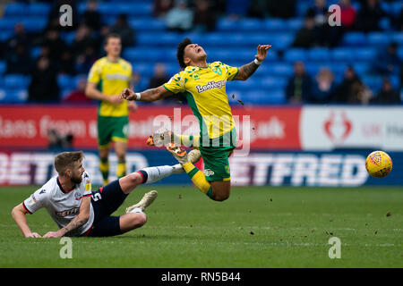 Norwich City Onel Hernández ist von den Bolton Wanderers Mark Beevers 16. Februar 2019, Universität Bolton Stadium, Bolton, England in Angriff genommen; Sky Bet Meisterschaft, Bolton Wonderers vs Norwich City; Quelle: Terry Donnelly/News Bilder der Englischen Football League Bilder unterliegen DataCo Lizenz Stockfoto