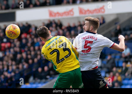 Bolton Wanderers Mark Beevers Schlachten mit Norwich City Kenny McLean 16. Februar 2019, Universität Bolton Stadium, Bolton, England; Sky Bet Meisterschaft, Bolton Wonderers vs Norwich City; Quelle: Terry Donnelly/News Bilder der Englischen Football League Bilder unterliegen DataCo Lizenz Stockfoto