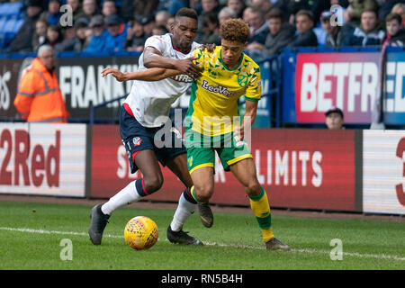 Norwich City Emiliano Buendía Schlachten mit Bolton Wanderers Sammy Ameobi 16. Februar 2019, Universität Bolton Stadium, Bolton, England; Sky Bet Meisterschaft, Bolton Wonderers vs Norwich City; Quelle: Terry Donnelly/News Bilder der Englischen Football League Bilder unterliegen DataCo Lizenz Stockfoto