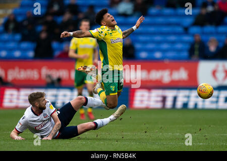 Norwich City Onel Hernández ist von den Bolton Wanderers Mark Beevers 16. Februar 2019, Universität Bolton Stadium, Bolton, England in Angriff genommen; Sky Bet Meisterschaft, Bolton Wonderers vs Norwich City; Quelle: Terry Donnelly/News Bilder der Englischen Football League Bilder unterliegen DataCo Lizenz Stockfoto