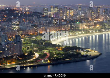 Blick von oben auf die enseada de Botafogo und Flamengo Strand, Rio de Janeiro, Brasilien. Nacht Bild kom violetten Tönen. 2017 Stockfoto