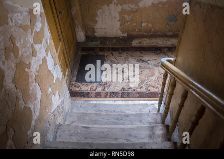 Interieur mit kitschigen tenement Blocks Flur mit Treppe, die zur Haustür Stockfoto