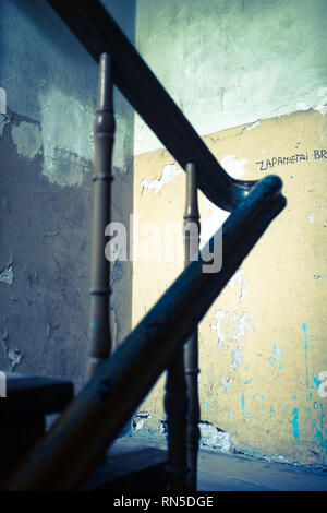 Holz- Geländer eine Ecke in einem baufälligen Gebäude Stockfoto