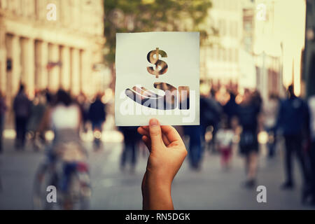 Stop Korruption globales Thema. Hand hält ein Blatt Papier geben Bestechungsgeld Symbol über überfüllten Stadt Straße Hintergrund. Regierung Bestechung als Ursache von Pover Stockfoto