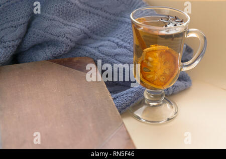 Winter Warmer Tee mit Spice. Antike notebook. Gestrickt, ausgeblendet. Stockfoto