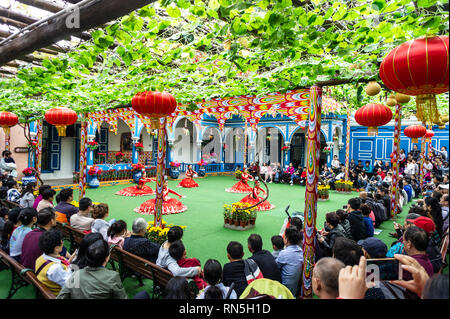 Uygur Tänzer im Splendid China Folk Village Cultural Theme Park in Shenzhen, China Stockfoto