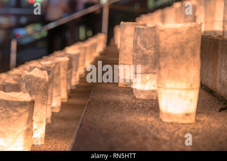 Handmade japanisches washi Papier Laternen beleuchtet die Steinstufen der Zojoji Tempel in der Nähe der Tokyo Tower während Tanabata am 7. Juli. Stockfoto