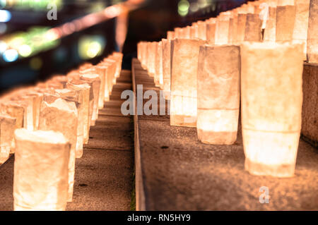 Handmade japanisches washi Papier Laternen beleuchtet die Steinstufen der Zojoji Tempel in der Nähe der Tokyo Tower während Tanabata am 7. Juli. Stockfoto