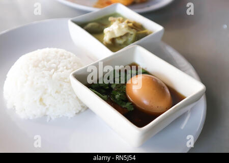 Thai Suppe oder gekochtes Ei mit Sauce Stockfoto