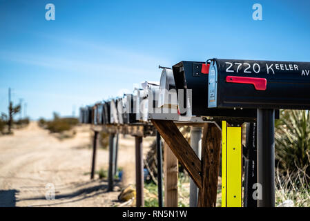 Eine Reihe von Mailboxen in einer Reihe in der Wüste in den USA Stockfoto