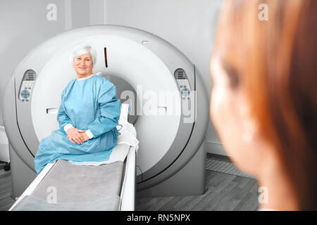 Ältere Frau in CT-Scanner in Krankenhaus gehen Stockfoto