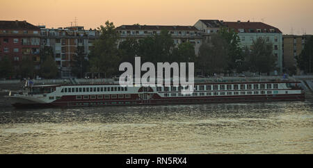 NOVI SAD, Serbien - 21. September 2018 - Fluss Cruiser Boat an der Donau pier verankert Stockfoto