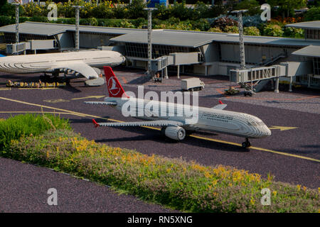 Ein Lego Turkish Airlines Flugzeug auf ein Lego Flughafen im Legoland Billund Resort in Dänemark. Stockfoto