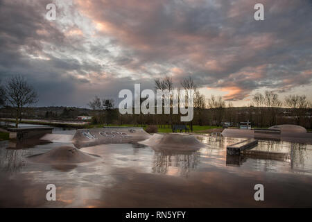 Carrigaline, Cork, Irland. 17. Februar, 2019. Ein Blick auf die neuen Skatepark, die kürzlich eröffnete neue Einrichtung ist jetzt bei den People's Park in Carrigaline, Co Cork, Irland öffnen. Quelle: David Creedon/Alamy leben Nachrichten Stockfoto