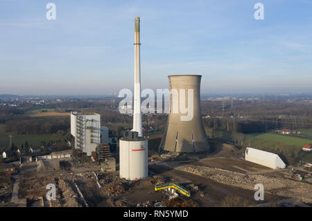 Dortmund, Deutschland. 17 Feb, 2017. Blick auf den stillgelegten Gustav Knepper Power Station, die für das Strahlen von Spezialisten vorbereitet wurde. Die Demolition Company Hagedorn die 2014 gekauft hat, schalten Sie die Stromversorgung der Anlage 2017 von Uniper und Eon und möchte die Fläche für eine neue Nutzung zu entwickeln. (Luftbild mit Drone) Credit: Christophe Kirschtorte/dpa/Alamy leben Nachrichten Stockfoto