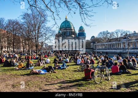 Berlin, Deutschland, 16. Februar 2019. Die Berliner sind, genießen Sie einen herrlichen Frühling - wie am Wochenende in der Mitte Februar - normalerweise die zweite kältesten Monat des Jahres. Die Parks waren mit Menschen genießen die blauen Himmel, Sonnenschein und schönem Wetter unseasonal überfüllt. Credit: Eden Breitz/Alamy leben Nachrichten Stockfoto