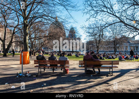 Berlin, Deutschland, 16. Februar 2019. Die Berliner sind, genießen Sie einen herrlichen Frühling - wie am Wochenende in der Mitte Februar - normalerweise die zweite kältesten Monat des Jahres. Die Parks waren mit Menschen genießen die blauen Himmel, Sonnenschein und schönem Wetter unseasonal überfüllt. Credit: Eden Breitz/Alamy leben Nachrichten Stockfoto