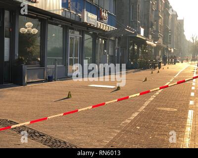 Nürnberg, Bayern. 17. Feb 2019. Polizisten stehen am Tatort in der Innenstadt, wo ein bisher unbekannter Mann angegriffen und verletzt eine 21-jährige Frau mit einem Messer in den Morgen. Nach Angaben der Polizei wurde die Frau in ein Krankenhaus gebracht. Foto: Friedrich/News5/dpa Quelle: dpa Picture alliance/Alamy leben Nachrichten Stockfoto