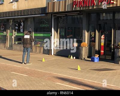 Nürnberg, Bayern. 17. Feb 2019. Ein Forscher steht am Tatort in der Innenstadt, wo ein bisher unbekannter Mann angegriffen und verletzt eine 21-jährige Frau mit einem Messer in den Morgen. Nach Angaben der Polizei wurde die Frau in ein Krankenhaus gebracht. Foto: Friedrich/News5/dpa Quelle: dpa Picture alliance/Alamy leben Nachrichten Stockfoto