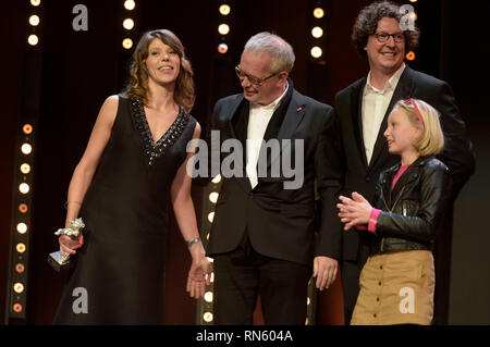 Berlin, Deutschland. 16. Februar 2019. Berlin, Deutschland. 16. Februar 2019. Nora Fingscheidt, Gewinner des Silbernen Bären Alfred-Bauer-Preis für einen Spielfilm am 16. Februar 2019 in Berlin, Deutschland, die neue Perspektiven für 'System Crasher' öffnet sich bei der Siegerehrung während der 69. Internationalen Filmfestspiele Berlin/Berlinale 2019 im Berlinale Palast. Credit: Geisler-Fotopress GmbH/Alamy Live News Credit: Geisler-Fotopress GmbH/Alamy leben Nachrichten Stockfoto