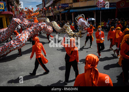 Singakawang, West Kalimantan, Indonesien. 17 Feb, 2019. Teilnehmer, die mit einer Replik ein Drache während des Festivals.Cap klicken Sie meh Festival in der Innenstadt von Singkawang, handelt es sich um Rituale der Eröffnung das Auge des Drachen, die Feiern stammt aus China dann angepasst und mit lokalen Animismus Kultur, Traditionen und Rituale aufgenommen. Credit: Hariandi Hafid/SOPA Images/ZUMA Draht/Alamy leben Nachrichten Stockfoto