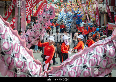 Singakawang, West Kalimantan, Indonesien. 17 Feb, 2019. Teilnehmer, die mit einer Replik ein Drache während des Festivals.Cap klicken Sie meh Festival in der Innenstadt von Singkawang, handelt es sich um Rituale der Eröffnung das Auge des Drachen, die Feiern stammt aus China dann angepasst und mit lokalen Animismus Kultur, Traditionen und Rituale aufgenommen. Credit: Hariandi Hafid/SOPA Images/ZUMA Draht/Alamy leben Nachrichten Stockfoto