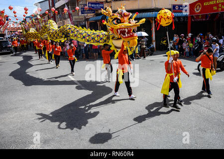 Singakawang, West Kalimantan, Indonesien. 17 Feb, 2019. Teilnehmer, die mit einer Replik ein Drache während des Festivals.Cap klicken Sie meh Festival in der Innenstadt von Singkawang, handelt es sich um Rituale der Eröffnung das Auge des Drachen, die Feiern stammt aus China dann angepasst und mit lokalen Animismus Kultur, Traditionen und Rituale aufgenommen. Credit: Hariandi Hafid/SOPA Images/ZUMA Draht/Alamy leben Nachrichten Stockfoto