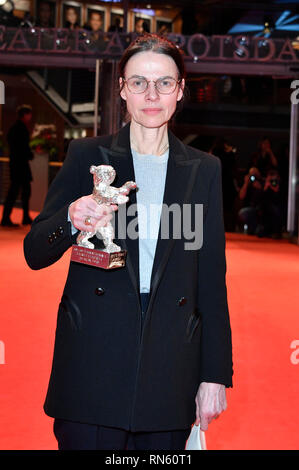 Berlin, Deutschland. 16. Februar 2019. Angela Schanelec, Gewinnerin des Silbernen Bären für die beste Regie für "Ich war zu Hause, aber "nach der Siegerehrung während der 69. Internationalen Filmfestspiele Berlin/Berlinale 2019 im Berlinale Palast am Februar 16, 2019 in Berlin, Deutschland. Credit: Geisler-Fotopress GmbH/Alamy leben Nachrichten Stockfoto