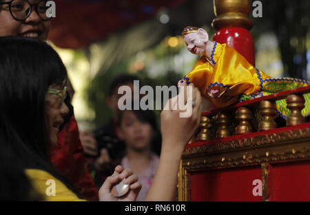 Bogor, West Java, Indonesien. 17 Feb, 2019. Ein Kind wird betrachtet die Interaktion mit einem potehi Puppe während der Durchführung während des Festivals an Dhanagun Tempel. Traditionellen Puppentheater sind gefährdet, die potehi Puppenspiel im Bogor Straßenfeste 2019 Serie die Erhaltung der traditionellen Kunst und Kultur unterstützt. Credit: Adriana Adinandra/SOPA Images/ZUMA Draht/Alamy leben Nachrichten Stockfoto