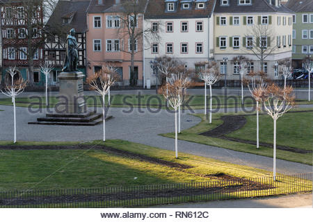 Coburg, Deutschland. 16. Februar 2019. Weiches Licht fällt auf die Statue von Ernst I., dem Vater des Prinz Albert, in der Stadt Coburg in Deutschland. In einem Brief an die Stadt Coburg diese Woche, die Königin drückte ihre Freude am Sein offizieller Schirmherr der Aktivitäten in Coburg geplant der 200. Jahrestag der Geburt von Victoria und ihrem deutschen Ehemann, Albert von Sachsen Coburg Gotha, 1819 zu feiern. Die Vorbereitungen sind jetzt unterwegs für eine Reihe von Veranstaltungen zum Jubiläum in der fränkischen Stadt zu ehren. Credit: Clearpix/Alamy leben Nachrichten Stockfoto