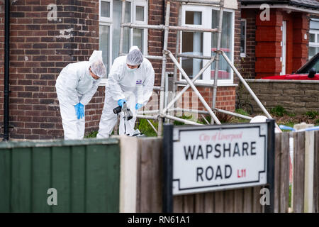 Liverpool, Großbritannien. 17. Feb 2019. Forensische Offiziere an eine Adresse auf Wapshare Straße in der Norris grünen Gegend von Liverpool am Sonntag, Februar 17, 2019, nach einem doppelten Schießen. Bereitschaftsdienste wurden an die Adresse um 7:15 Uhr am Samstag, den 16. Februar, 2019 nach berichtet, dass zwei Männer erschossen worden. Eine 30-jaehrige wurde in die Brust und einen 31-jaehrigen Mann erschossen, eine Kopfverletzung erlitten. Sie waren beide ins Krankenhaus, wo sie in einem ernsten Zustand. Die Polizei sagte, dass sie glaubten, der Angriff war. Quelle: Christopher Middleton/Alamy leben Nachrichten Stockfoto