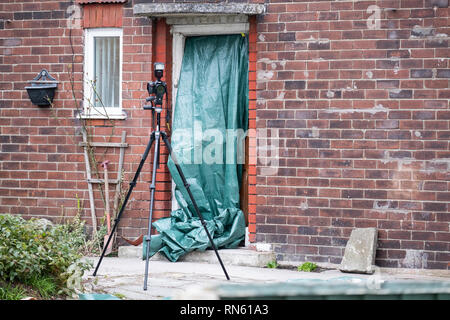 Liverpool, Großbritannien. 17. Feb 2019. Forensische Offiziere an eine Adresse auf Wapshare Straße in der Norris grünen Gegend von Liverpool am Sonntag, Februar 17, 2019, nach einem doppelten Schießen. Bereitschaftsdienste wurden an die Adresse um 7:15 Uhr am Samstag, den 16. Februar, 2019 nach berichtet, dass zwei Männer erschossen worden. Eine 30-jaehrige wurde in die Brust und einen 31-jaehrigen Mann erschossen, eine Kopfverletzung erlitten. Sie waren beide ins Krankenhaus, wo sie in einem ernsten Zustand. Die Polizei sagte, dass sie glaubten, der Angriff war. Quelle: Christopher Middleton/Alamy leben Nachrichten Stockfoto