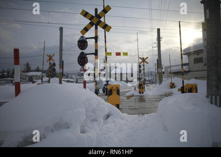 Akita, Japan. 16. Februar 2019. In diesem Foto zeigt eine Strasse mit Schnee am Yokote, Akita Präfektur, Japan bedeckt am 13.02.16., 2019. (Foto von Richard Atrero de Guzman/LBA) Quelle: Lba Co.Ltd./Alamy leben Nachrichten Stockfoto