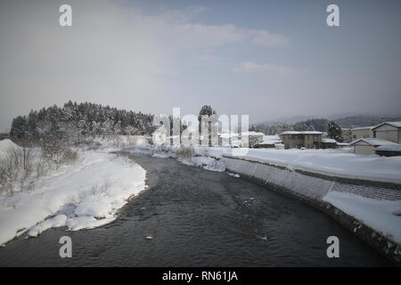 Akita, Japan. 16. Februar 2019. In diesem Foto zeigt eine Landschaft mit Akita Häuser mit Schnee am Yokote, Akita Präfektur, Japan am 13.02.16, 2019 abgedeckt. (Foto von Richard Atrero de Guzman/LBA) Quelle: Lba Co.Ltd./Alamy leben Nachrichten Stockfoto