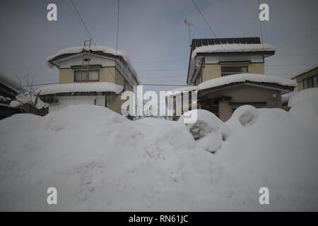 Akita, Japan. 16. Februar 2019. In diesem Foto zeigt einen Akita Häuser mit Schnee am Yokote, Akita Präfektur, Japan am 13.02.16, 2019 abgedeckt. (Foto von Richard Atrero de Guzman/LBA) Quelle: Lba Co.Ltd./Alamy leben Nachrichten Stockfoto