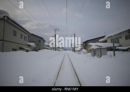 Akita, Japan. 16. Februar 2019. In diesem Foto zeigt eine Bahn mit Schnee am Yokote, Akita Präfektur, Japan bedeckt am 13.02.16., 2019. (Foto von Richard Atrero de Guzman/LBA) Quelle: Lba Co.Ltd./Alamy leben Nachrichten Stockfoto