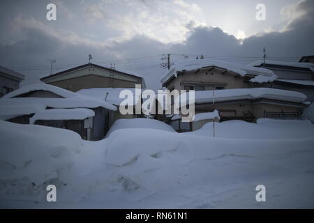 Akita, Japan. 16. Februar 2019. In diesem Foto zeigt einen Akita Häuser mit Schnee am Yokote, Akita Präfektur, Japan am 13.02.16, 2019 abgedeckt. (Foto von Richard Atrero de Guzman/LBA) Quelle: Lba Co.Ltd./Alamy leben Nachrichten Stockfoto