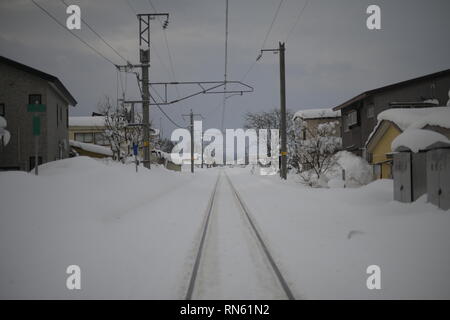 Akita, Japan. 16. Februar 2019. In diesem Foto zeigt eine Bahn mit Schnee am Yokote, Akita Präfektur, Japan bedeckt am 13.02.16., 2019. (Foto von Richard Atrero de Guzman/LBA) Quelle: Lba Co.Ltd./Alamy leben Nachrichten Stockfoto