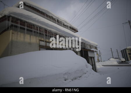 Akita, Japan. 16. Februar 2019. In diesem Foto zeigt einen Akita Häuser mit Schnee am Yokote, Akita Präfektur, Japan am 13.02.16, 2019 abgedeckt. (Foto von Richard Atrero de Guzman/LBA) Quelle: Lba Co.Ltd./Alamy leben Nachrichten Stockfoto