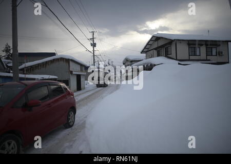 Akita, Japan. 16. Februar 2019. In diesem Foto zeigt einen Akita Häuser mit Schnee am Yokote, Akita Präfektur, Japan am 13.02.16, 2019 abgedeckt. (Foto von Richard Atrero de Guzman/LBA) Quelle: Lba Co.Ltd./Alamy leben Nachrichten Stockfoto