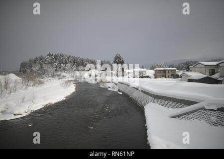 Akita, Japan. 16. Februar 2019. In diesem Foto zeigt eine Landschaft mit Akita Häuser mit Schnee am Yokote, Akita Präfektur, Japan am 13.02.16, 2019 abgedeckt. (Foto von Richard Atrero de Guzman/LBA) Quelle: Lba Co.Ltd./Alamy leben Nachrichten Stockfoto