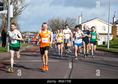 Carrigaline, Cork, Irland. 17. Februar, 2019. Die Teilnehmer setzen sich in der jährlichen Tommy Ryan Memorial 5 Mile Road Rennen in Carrigaline, Co.Cork Credit: David Creedon/Alamy leben Nachrichten Stockfoto