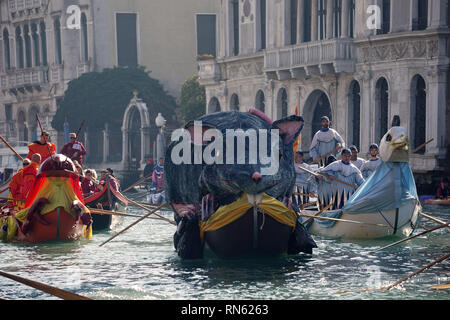 Foto La Presse-Anteo Marinoni 17/02/2018-Venezia (IT.) cronaca Una panoramica della Regata della Pantegana su imbarcazioni ein Remi lungo il Canale Grande e il Rio di Cannaregio, in Anteprima del Carnevale di Venezia 2019. nella Foto: Regatanti in maschera Durante la Regata. foto LaPresse - anteo Marinoni 17/02/2019 - Venedig (IT.) news Karneval Regatta entlang des Grand Canal. Im Bild: einige Darsteller spielen Boote entlang des Canal grande Versand. Stockfoto