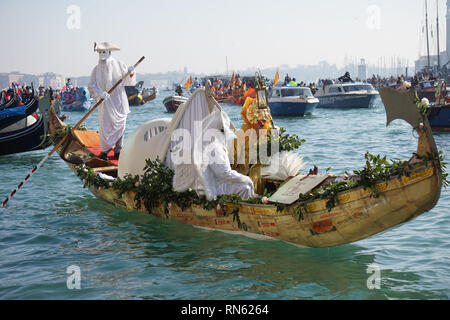 Foto La Presse-Anteo Marinoni 17/02/2018-Venezia (IT.) cronaca Una panoramica della Regata della Pantegana su imbarcazioni ein Remi lungo il Canale Grande e il Rio di Cannaregio, in Anteprima del Carnevale di Venezia 2019. nella Foto: Regatanti in maschera Durante la Regata. foto LaPresse - anteo Marinoni 17/02/2019 - Venedig (IT.) news Karneval Regatta entlang des Grand Canal. Im Bild: einige Darsteller spielen Boote entlang des Canal grande Versand. Stockfoto