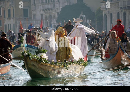 Foto La Presse-Anteo Marinoni 17/02/2018-Venezia (IT.) cronaca Una panoramica della Regata della Pantegana su imbarcazioni ein Remi lungo il Canale Grande e il Rio di Cannaregio, in Anteprima del Carnevale di Venezia 2019. nella Foto: Regatanti in maschera Durante la Regata. foto LaPresse - anteo Marinoni 17/02/2019 - Venedig (IT.) news Karneval Regatta entlang des Grand Canal. Im Bild: einige Darsteller spielen Boote entlang des Canal grande Versand. Stockfoto