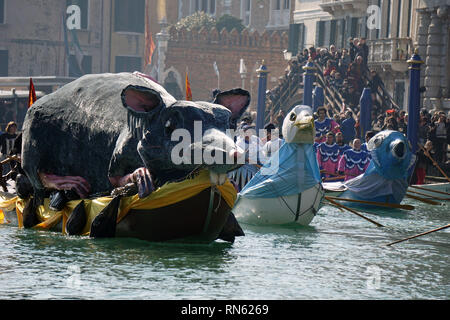 Foto La Presse-Anteo Marinoni 17/02/2018-Venezia (IT.) cronaca Una panoramica della Regata della Pantegana su imbarcazioni ein Remi lungo il Canale Grande e il Rio di Cannaregio, in Anteprima del Carnevale di Venezia 2019. nella Foto: Regatanti in maschera Durante la Regata. foto LaPresse - anteo Marinoni 17/02/2019 - Venedig (IT.) news Karneval Regatta entlang des Grand Canal. Im Bild: einige Darsteller spielen Boote entlang des Canal grande Versand. Stockfoto