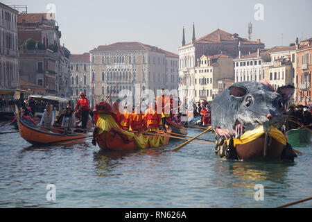 Foto La Presse-Anteo Marinoni 17/02/2018-Venezia (IT.) cronaca Una panoramica della Regata della Pantegana su imbarcazioni ein Remi lungo il Canale Grande e il Rio di Cannaregio, in Anteprima del Carnevale di Venezia 2019. nella Foto: Regatanti in maschera Durante la Regata. foto LaPresse - anteo Marinoni 17/02/2019 - Venedig (IT.) news Karneval Regatta entlang des Grand Canal. Im Bild: einige Darsteller spielen Boote entlang des Canal grande Versand. Stockfoto